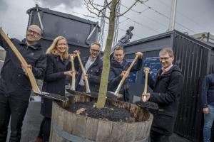 Jonas Eliasson, Head of Traffic Department, City of Stockholm; Katarina Luhr, Vice Mayor of Environment, City of Stockholm in Stockholm; Krister Schultz, CEO, Stockholm Water; James Anderson, Government Innovation, Bloomberg Philanthropies; Anders Egelrud, CEO, Fortum Värne Shovels. Biochar from a wheelbarrow to add to a newly planted tree. Credi: Casper Hedberg.