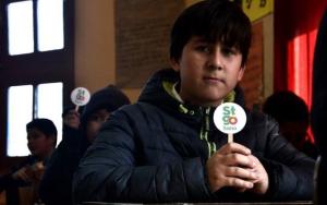 A young boy holds a sign for Santiago Sano (“Healthy Santiago”), the umbrella organization working to launch Santiago’s Mayors Challenge winning idea of using gamification to help children maintain a healthy weight, Juntos Santiago.